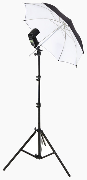 Systémový blesk s fotografickým deštníkem umístěný na stativu